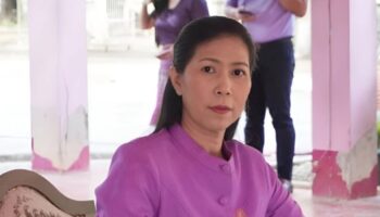 ПоступаютTributespourinforшколадиректоров,которыйумерпослесветаучениковвстрельбевХатЯи.