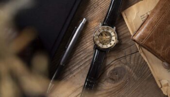 Прай Ман возвращается домой на выборы, находит дом обворованным