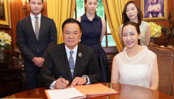 Премьер-министр Анутин зарегистрировал брак с женой Чаа Тхананом на privé церемонии в доме.