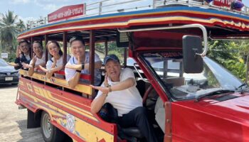 Премьер-министр Таиланда Анутин едет на знаковом автобусе "баht" в Ранонге, чтобы поблагодарить избирателей Бхумджайтаи.