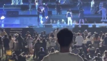 Промышленник по производству напитков хорошо чувствует себя после падения со сцены на концерте