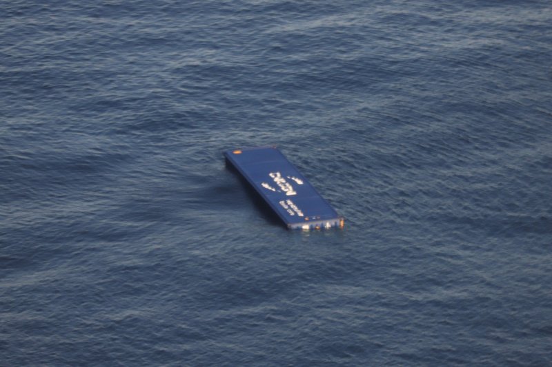 Публика предупреждена о брошенных опасных контейнерах после крушения грузового корабля в Пхукете