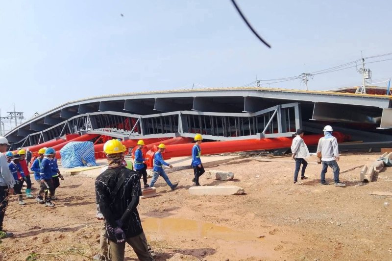 Рабочие госпитализированы после обрушения здания в учебном центре