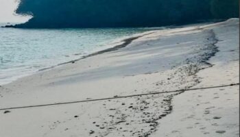 Разлив нефти достиг маленького острова у побережья Пхукета