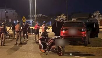 Ревнивый тайский мужчина смертельно ранит своего бойфренда в машине рядом с дамбой Убон Ратчатани