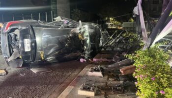 Седан Toyota врезался в стену у офиса лотереи, водитель серьезно пострадал