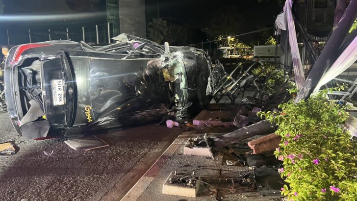 Седан Toyota врезался в стену у офиса лотереи, водитель серьезно пострадал