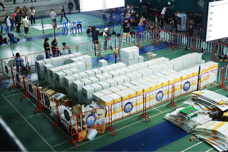 Сенаторы настаивают на приостановке утверждения кандидатов в Избирательную комиссию