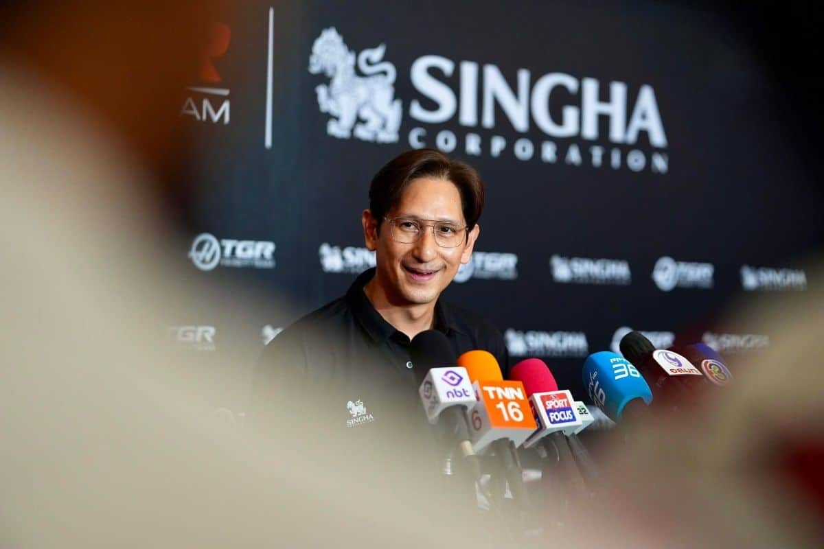 Сингха пожимает руку TGR Haas, отмечая 17-й год в Формуле 1