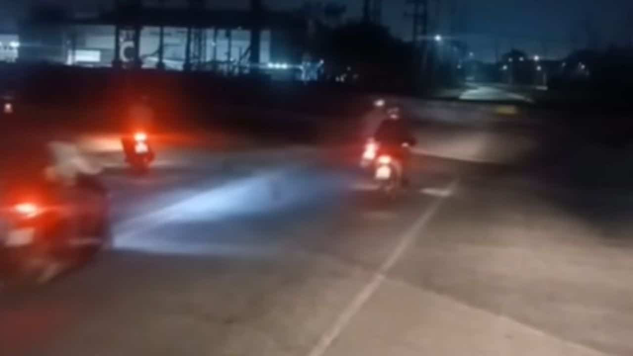 Сотрудник железной дороги подвергся критике после того, как мотоциклист погиб в столкновении с поездом