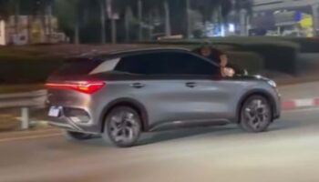 Таец цепляется за движущийся внедорожник в Паттайе, предположительно, чтобы остановить угонщика автомобиля