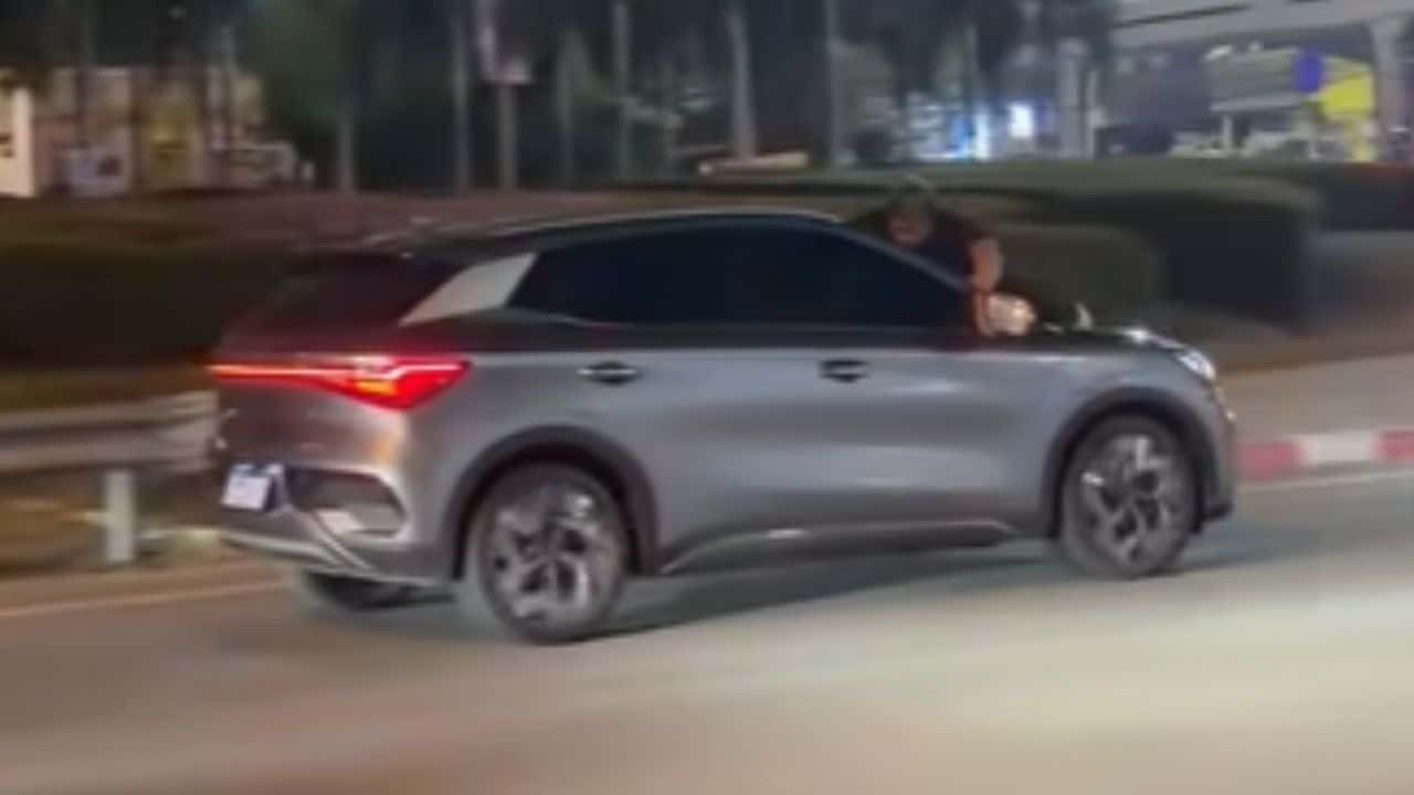 Таец цепляется за движущийся внедорожник в Паттайе, предположительно, чтобы остановить угонщика автомобиля