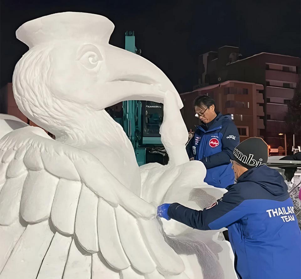 Таиланд демонстрирует охрану дикой природы на Саппоро Снежном Фестивале с雪雕 из рогатого райского птицы