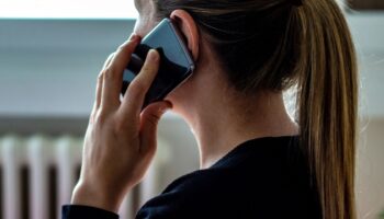 Таиландская женщина и иностранец пытаются обмануть владельца магазина каннабиса в Паттайе