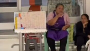 Тайская женщина расплакалась после объятий с похожей на её покойную мать женщиной в Пхукете