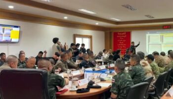 Тайская разведка приводит международных чиновников к границе для раскрытия мошеннических центров, расположенных в Камбодже.