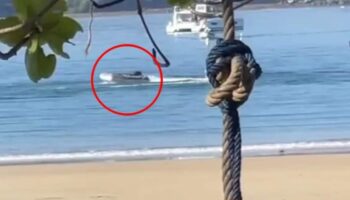Тайские рыбаки спасают иностранца, поскольку无人船 крутится у пляжа Пхукета
