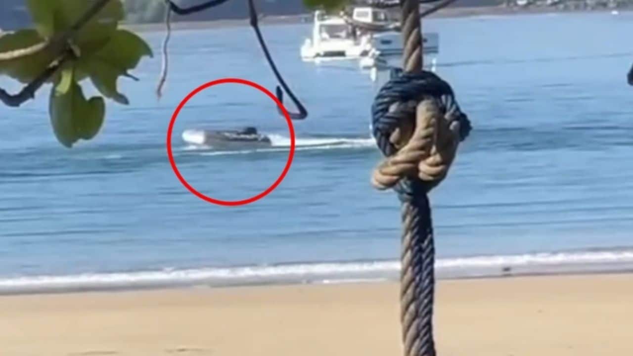 Тайские рыбаки спасают иностранца, поскольку无人船 крутится у пляжа Пхукета