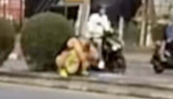 Тайский таксист разоблачает русского мужчину за дефекацию на островке движения в Паттайе