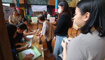 Тайцы устремляются к избирательным участкам, отдают важные голоса