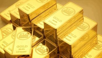 Тело Графта передает золото стоимостью 1,5 миллиарда бат от бывшего начальника налогового департамента