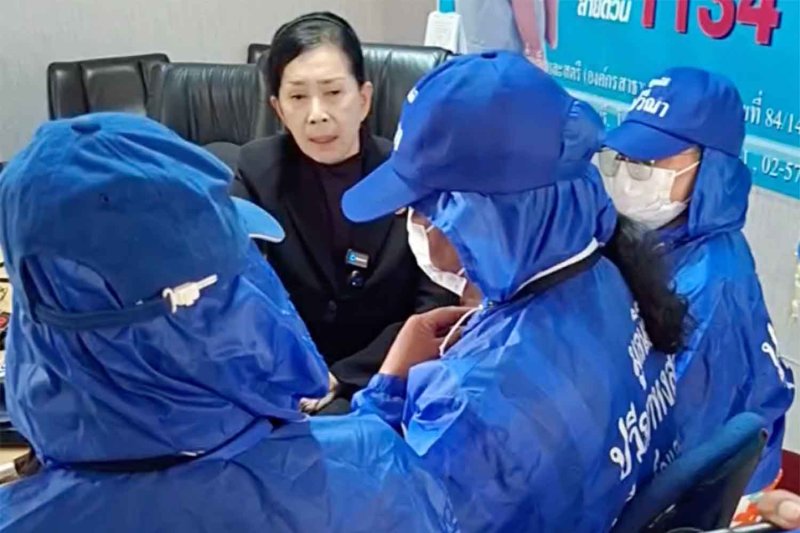 Учитель обвиняется в сексуальных нападениях на четырех студентов