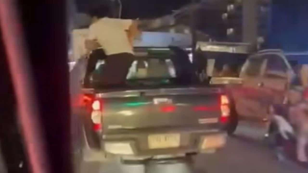 Филиппинец упал с пикапа, сталкиваясь с иностранным водителем, совершившим наезд и бегство