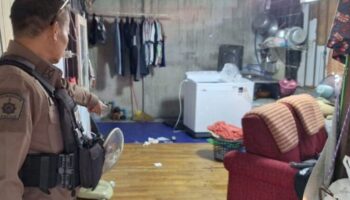 Финансовый стресс, упомянутый после того, как тайский мужчина смертельно ранил свою мать