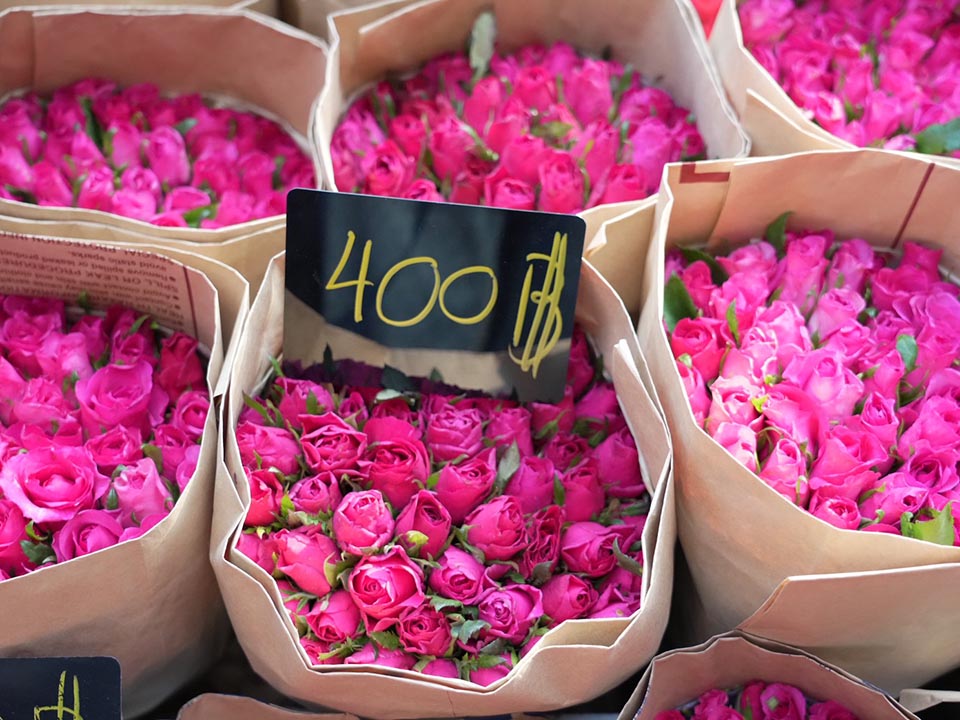 Цены на цветы ко Дню святого Валентина в Бангкоке остаются стабильными, так как прохладная погода улучшает качество и снижает затраты.