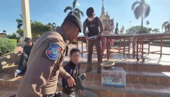 Японец конфликтует с продавцом из-за клетки для птиц в Удонтхани