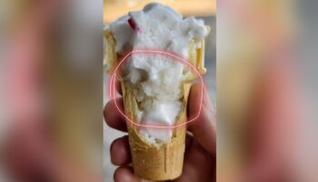 Японский турист делится тайским кокосовым мороженым как неожиданным фаворитом