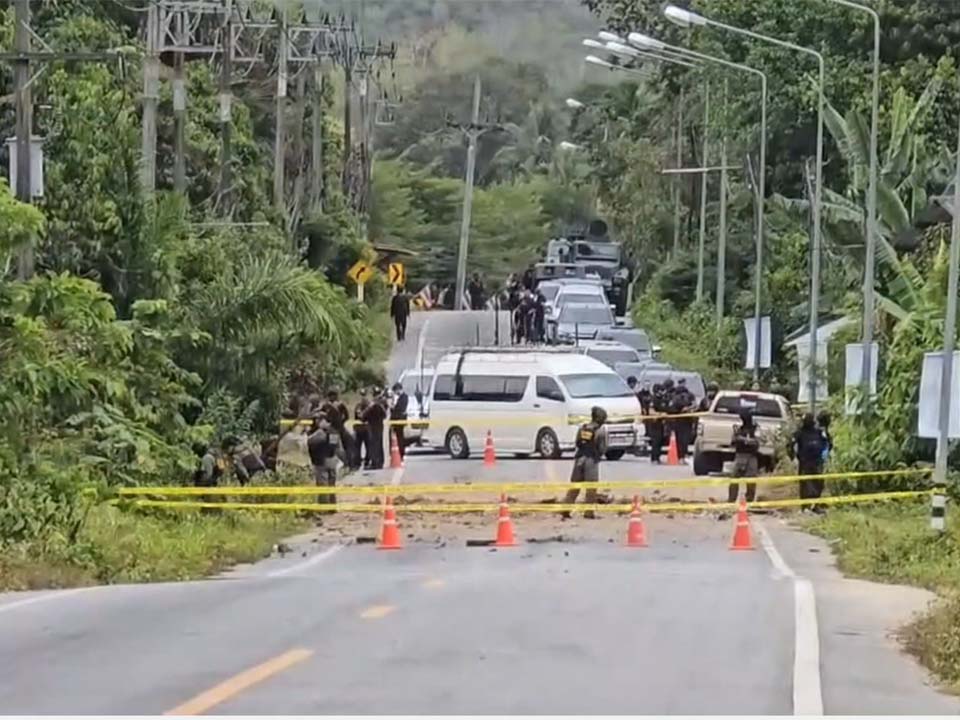 roadside bomb misses police patrol, injures three civilians in Narathiwat
