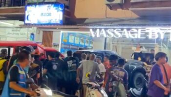 6 пострадавших после того, как фура, которая буксировала лодку, врезалась в тук-тук и массажный салон на Пхукете