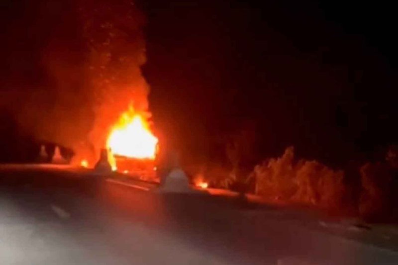 В Паттани сожжены строительные машины.