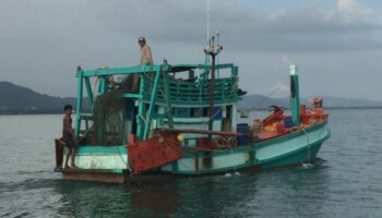 ВМС, сопровождающие камбоджийские лодки