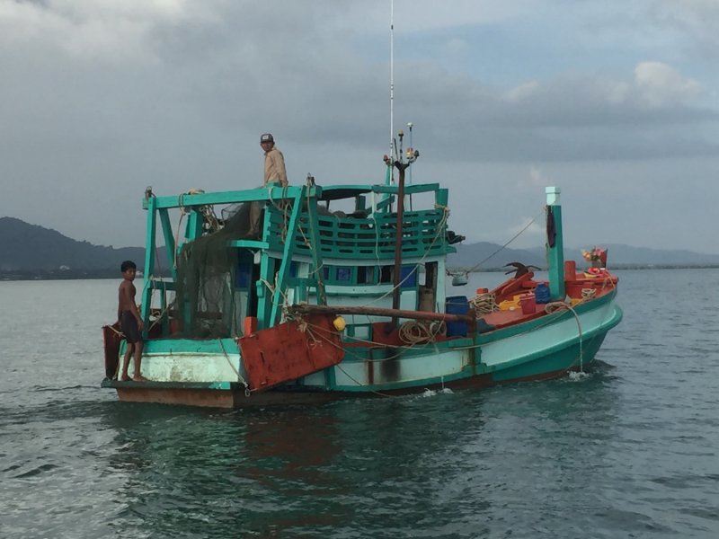ВМС, сопровождающие камбоджийские лодки