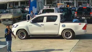 Водитель пикапа и сопровождающий скрылись с 100 литрами дизельного топлива