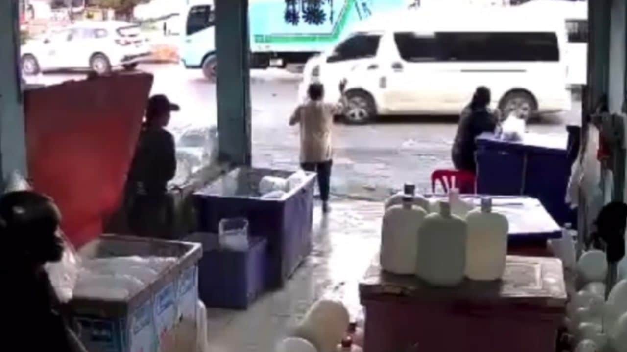 Водитель фургона на Пхукете арестован после наезда на жертву и побега