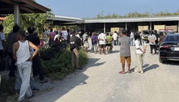 Вождь деревни убивает одного человека, стреляет в другого, а затем умирает