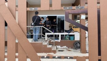 Вооруженный злоумышленник угрожает журналисту Чонбури