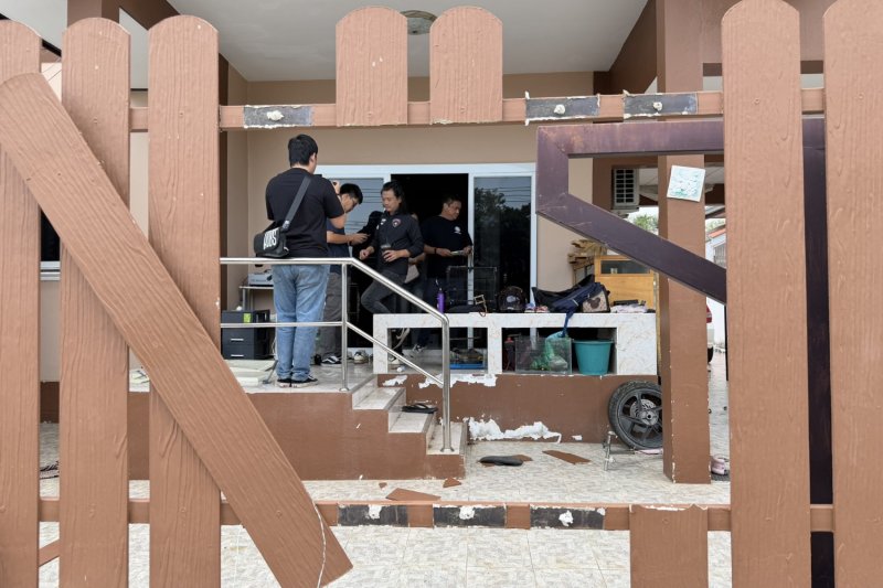 Вооруженный злоумышленник угрожает журналисту Чонбури