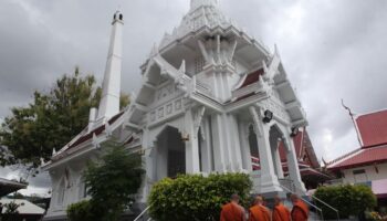 Гробовщик приносит гроб на насос после отказа в топливе