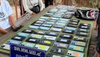 Два человека пойманы с 64 телефонами, использовавшимися мошенниками