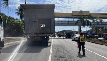 Двое рабочих погибли при попытке грузовика проехать под мостом