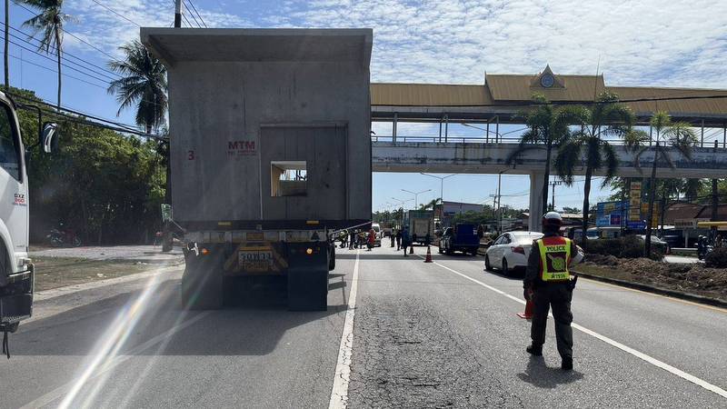 Двое рабочих погибли при попытке грузовика проехать под мостом