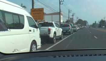 Долгие очереди продолжаются даже за более дорогим топливом