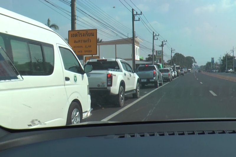Долгие очереди продолжаются даже за более дорогим топливом