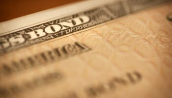 Доллар растет на фоне напряженности между США и Ираном, поднимая цены на нефть близко к $120 за баррель