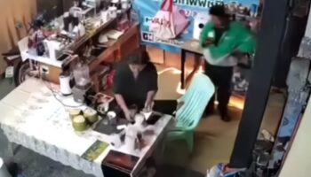 Доставка курьера в Бангкоке поймана на камеру CCTV за съемкой под юбкой продавца