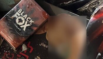 Жители деревни защищают аббата после обнаружения порно в его сожженном жилище